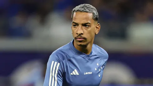 Matheus Pereira jogador do Cruzeiro durante aquecimento antes da partida contra o Bahia no estadio Mineirao pelo campeonato Brasileiro A 2024.