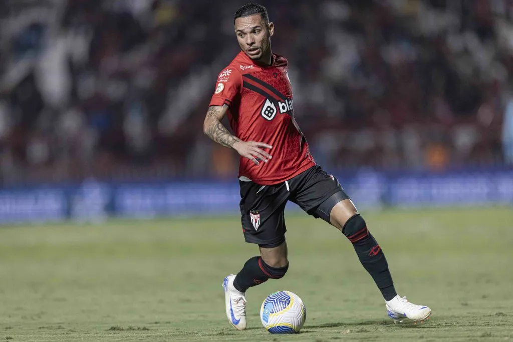 Luiz Fernando jogador do Atletico-GO durante partida contra o Bahia no estadio Antonio Accioly pelo campeonato Brasileiro A 2024. Foto: Heber Gomes/AGIF