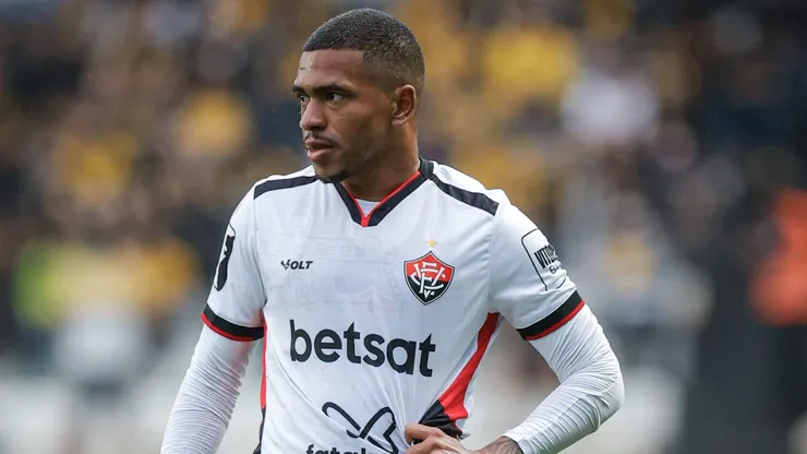 Esteves, jogadador do Vitória
