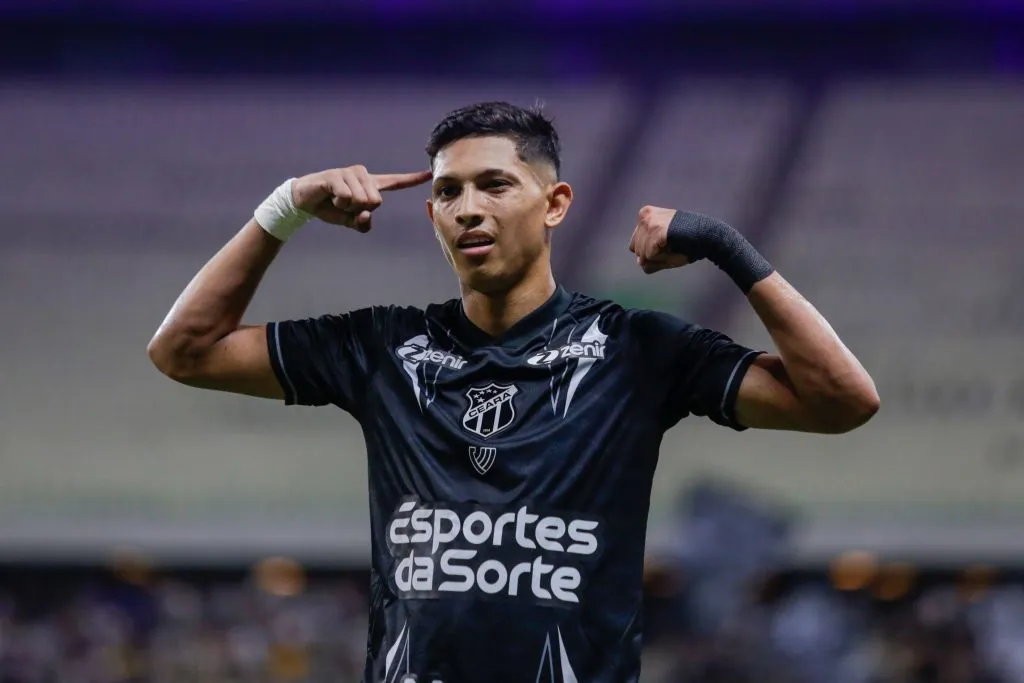 Erick Pulga comemorando gol durante partida contra o Paysandu na Série B 2024. Foto: Lucas Emanuel/AGIF