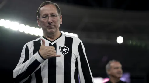 John Textor, dono da SAF do Botafogo, antes da partida contra o Vitória (Foto: Jorge Rodrigues/AGIF)