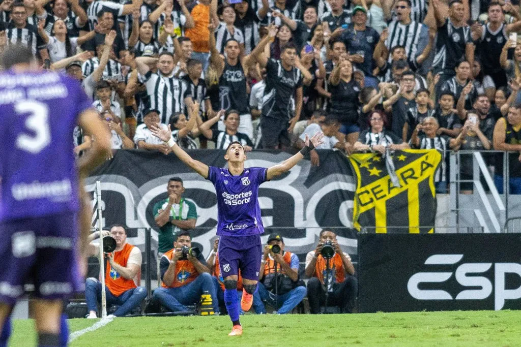 CE – FORTALEZA – 03/11/2024 – BRASILEIRO B 2024, CEARA X AVAI – Erick pulga jogador do Ceara comemora seu gol durante partida contra o Avai no estadio Arena Castelao pelo campeonato Brasileiro B 2024. Foto: Baggio Rodrigues/AGIF