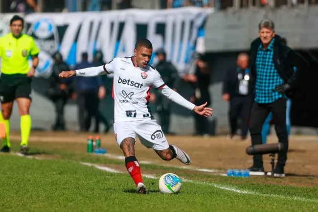 Lucas Esteves, jogador do Vitória, durante partida contra o Grêmio no Campeonato Brasileiro A 2024. Foto: Luiz Erbes/AGIF