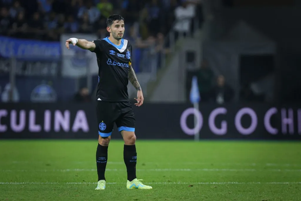 RS – PORTO ALEGRE – 25/09/2024 – BRASILEIRO A 2024, GREMIO X CRICIUMA – Mathias Villasanti jogador do Gremio durante partida contra o Criciuma no estadio Arena do Gremio pelo campeonato Brasileiro A 2024. Foto: Maxi Franzoi/AGIF
