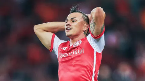 Bernabei, jogador do Internacional, durante partida contra o Cuiabá pelo Brasileirão Betano.