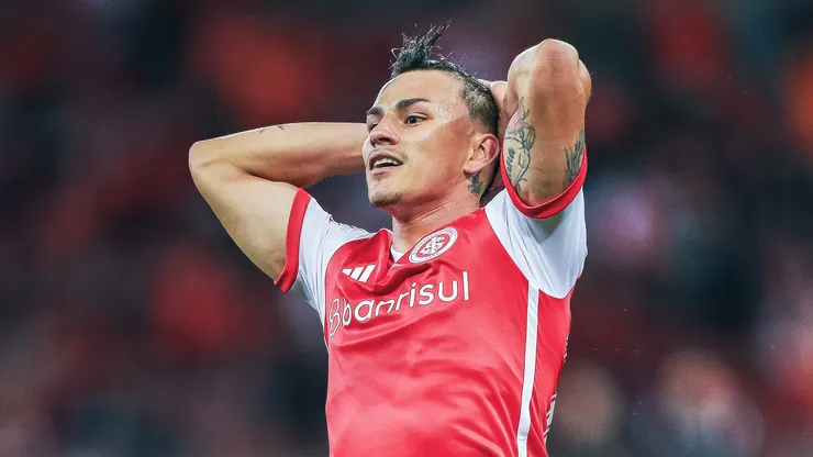 Bernabei, jogador do Internacional, durante partida contra o Cuiabá pelo Brasileirão Betano.