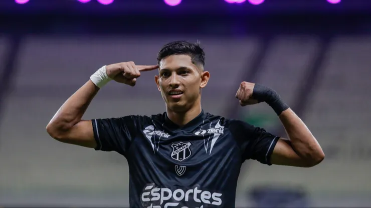 Erick Pulga, jogador do Ceará, comemora seu gol durante partida contra o Paysandu (Foto: Lucas Emanuel/AGIF)