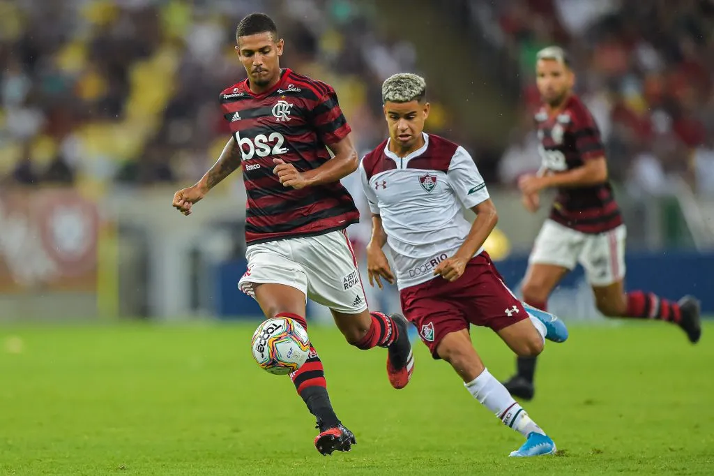 Vinicius Souza jogando pelo Flamengo (Foto: Thiago Ribeiro/AGIF)