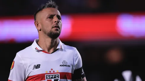 Rafinha, ex-jogador do São Paulo, durante partida contra o Novorizontino pelo Paulistão 2024.