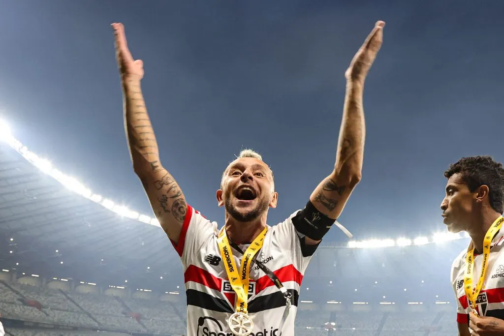 Rafinha, comemorando o título da Supercopa Rei de 2024 pelo São Paulo. Foto: Gilson Lobo/AGIF