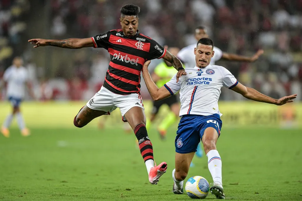 Gabriel Xavier desarmando Bruno Henrique, em partida pela Copa Betano do Brasil. Foto: Thiago Ribeiro/AGIF