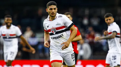 Michel Araujo, jogador do São Paulo, durante partida contra o Atletico-GO (Foto: Marco Miatelo/AGIF)