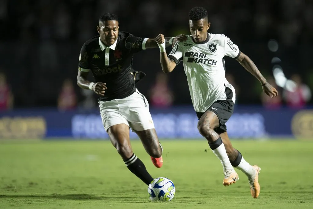 RJ – RIO DE JANEIRO – 06/11/2023 – BRASILEIRO A 2023, VASCO X BOTAFOGO – Ze Gabriel jogador do Vasco disputa lance com Tche Tche jogador do Botafogo durante partida no estadio Sao Januario pelo campeonato Brasileiro A 2023. Foto: Jorge Rodrigues/AGIF