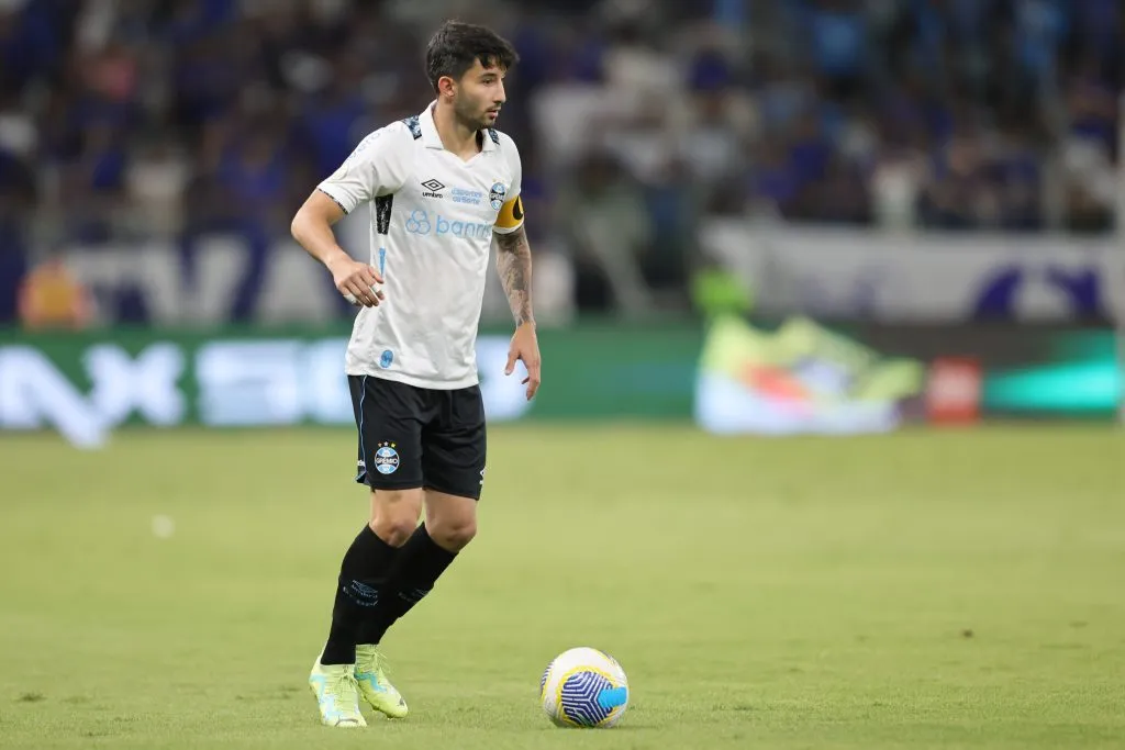 MG – BELO HORIZONTE – 27/11/2024 – BRASILEIRO A 2024, CRUZEIRO X GREMIO – Villasanti jogador do Gremio durante partida contra o Cruzeiro no estadio Mineirao pelo campeonato Brasileiro A 2024. Foto: Gilson Lobo/AGIF