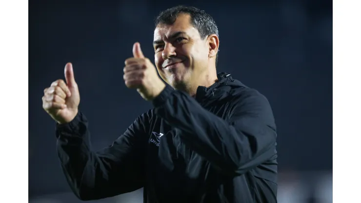 Carille durante confronto entre Sport x Santos na Série B de 2024.