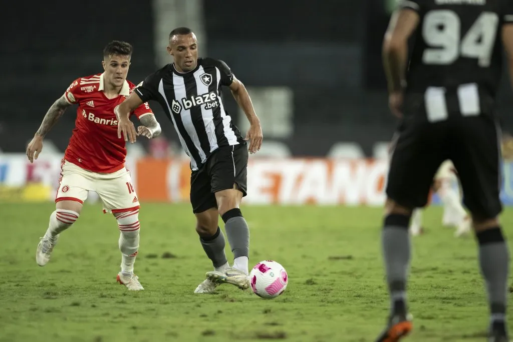 RJ – Rio de Janeiro – 16/10/2022 – BRASILEIRO A 2022, BOTAFOGO X INTERNACIONAL – Marcal jogador do Botafogo durante partida contra o Internacional no estadio Engenhao pelo campeonato Brasileiro A 2022. Foto: Jorge Rodrigues/AGIF
