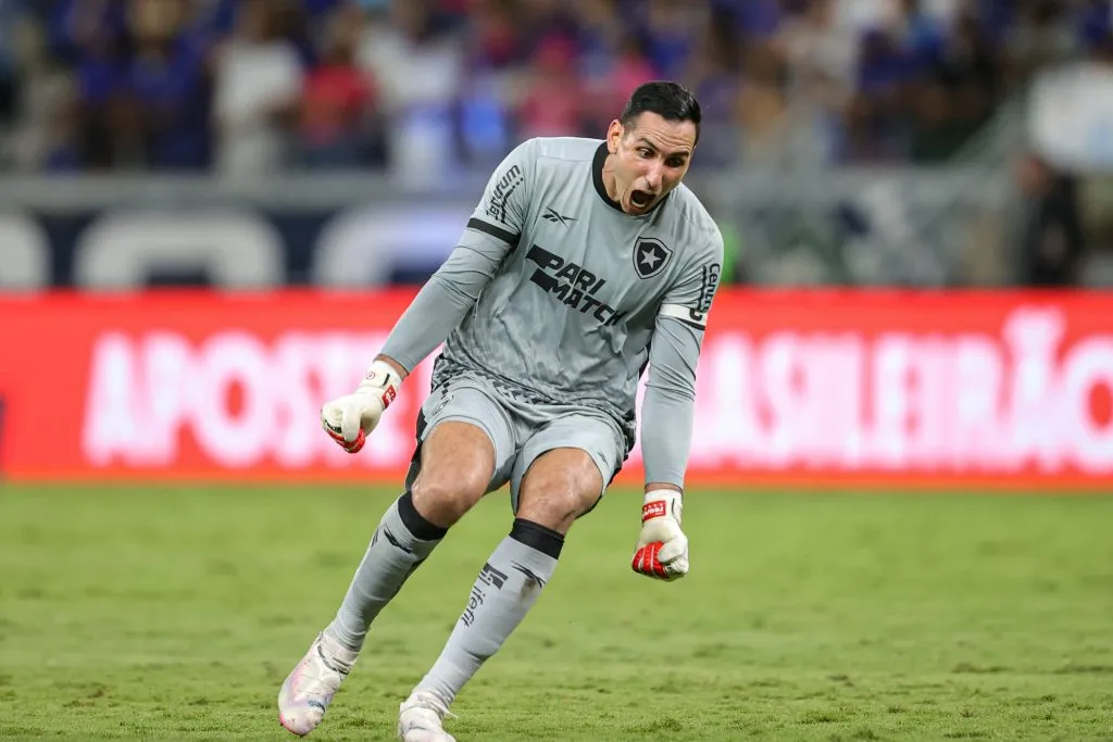 Gatito Fernández comemorando gol de Danilo Barbosa durante partida contra o Cruzeiro no Campeonato Brasileiro A 2024. Foto: Gilson Lobo/AGIF