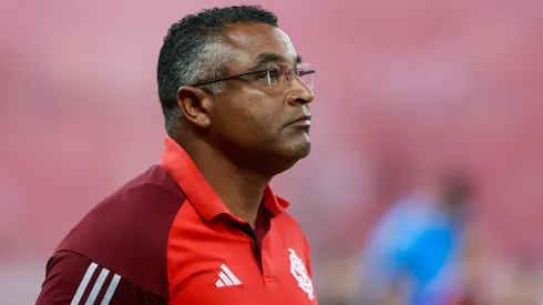 Roger Machado, técnico do Internacional, durante partida contra o Flamengo pelo Brasileirão Betano.