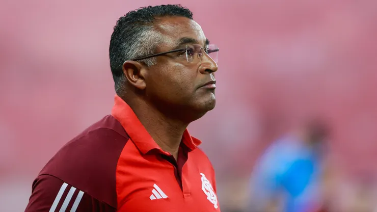 Roger Machado, técnico do Internacional, durante partida contra o Flamengo pelo Brasileirão Betano.