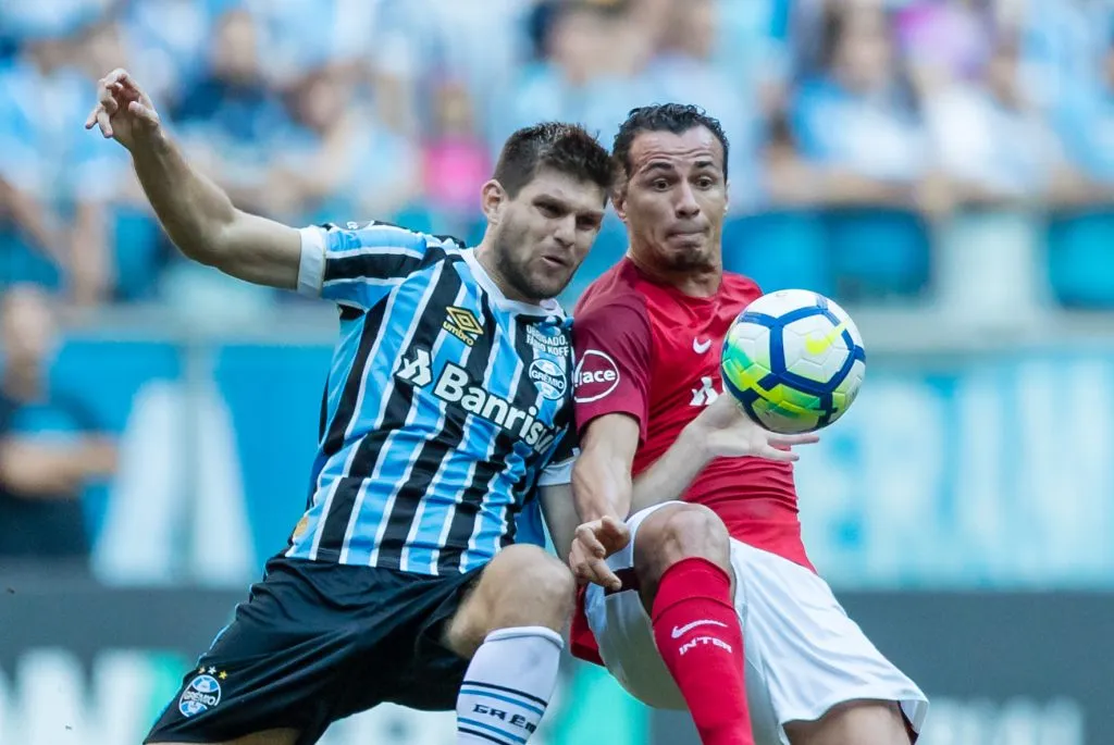 Leandro Damião em ação no GreNal, com a camisa do Internacional. Foto: Jeferson Guareze/AGIF