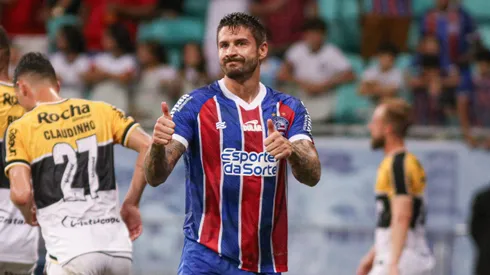Everaldo, jogador do Bahia, lamenta durante partida contra o Criciúma (Foto: Renan Oliveira/AGIF)