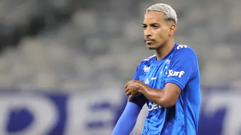 Matheus Pereira, jogador do Cruzeiro, durante partida contra o Palmeiras (Foto: Gilson Lobo/AGIF)