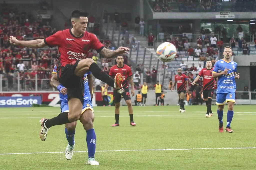 Leo Godoy durante partida contra o São Joseense no Campeonato Paranaense 2024. Foto: Gabriel Machado/AGIF