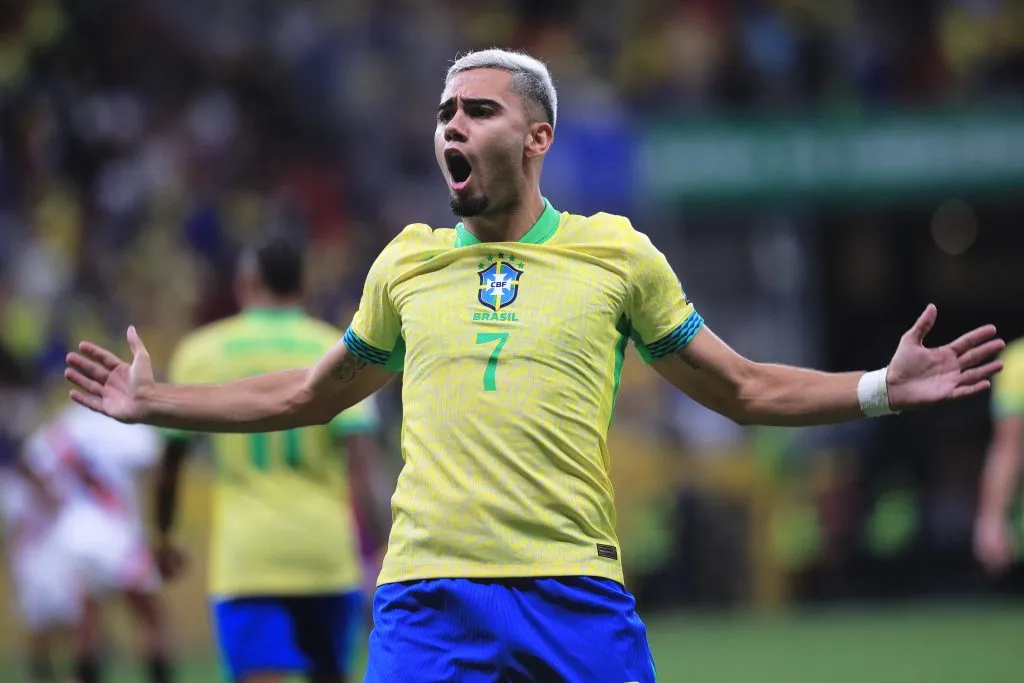 Andreas Pereira jogador do Brasil comemora seu gol durante partida contra o Peru no Mane Garrincha pelo campeonato Eliminatórias Copa Do Mundo 2026. Foto: Ettore Chiereguini/AGIF