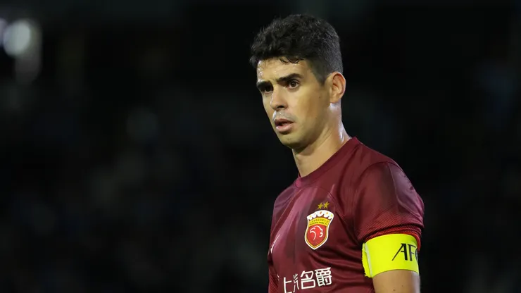 Oscar do Porto de Xangai observa durante a partida de Elite da Região Leste da Liga dos Campeões da AFC entre Kawasaki Frontale e Porto de Xangai no Estádio Kawasaki Todoroki em 05 de novembro de 2024 em Kawasaki, Kanagawa, Japão. (Foto de Masashi Hara/Getty Images)