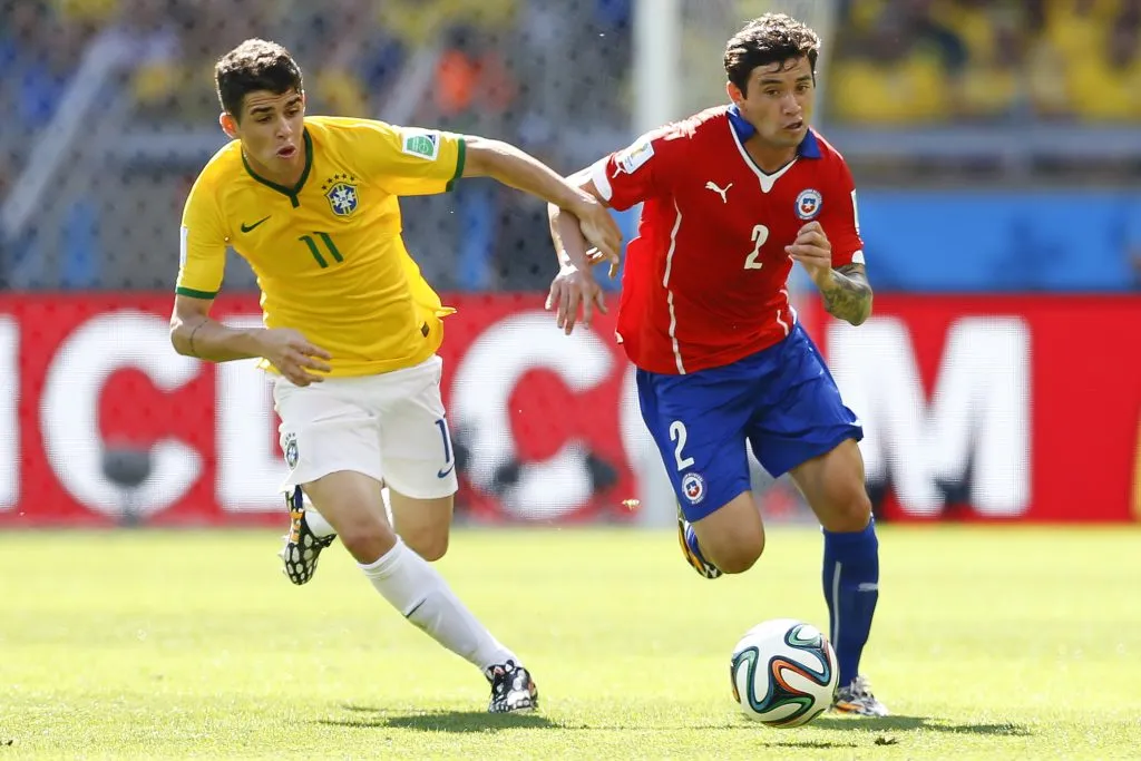 Oscar do Brasil disputa lance com Marcelo Diaz do Chile no Mineirao, durante partida valida pela Copa do Mundo 2014. Foto: Piervi Fonseca/AGIF