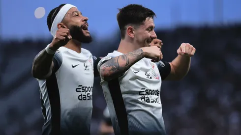 Garro, jogador do Corinthians, comemora seu gol com Memphis Depay, durante partida contra o Atletico-GO pelo Brasileirão Betano.