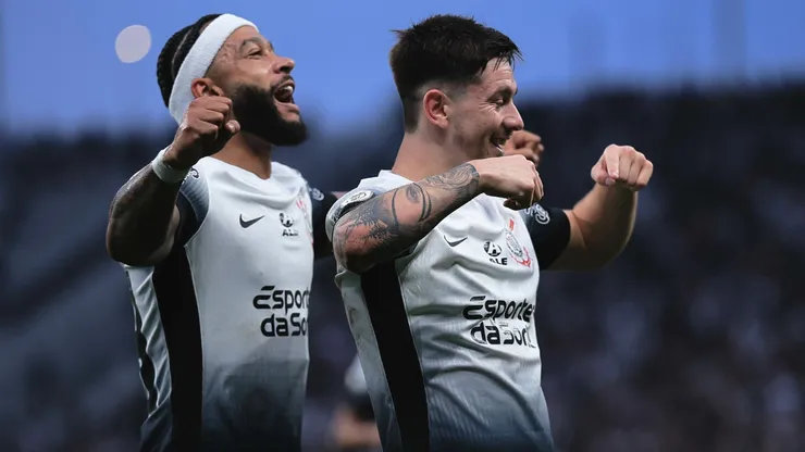 Garro, jogador do Corinthians, comemora seu gol com Memphis Depay, durante partida contra o Atletico-GO pelo Brasileirão Betano.