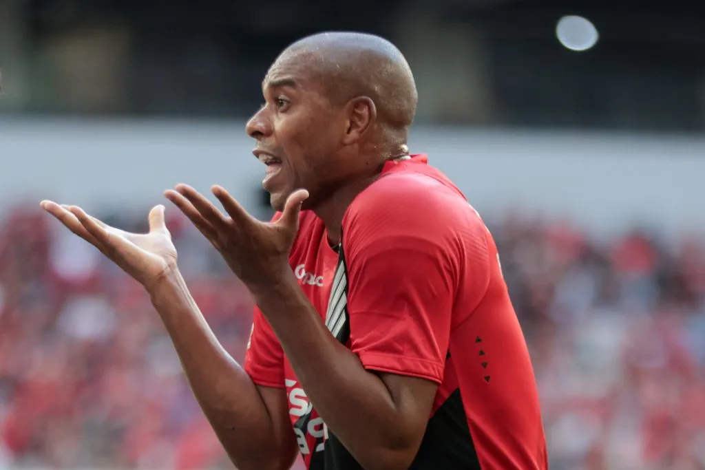 Fernandinho jogador do Athletico-PR reclama com a arbitragem durante partida contra o Corinthians no estadio Arena da Baixada pelo campeonato Brasileiro A 2024. Foto: Robson Mafra/AGIF