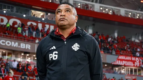Roger Machado, técnico do Internacional, durante partida contra o Fortaleza pelo Brasileirão Betano.
