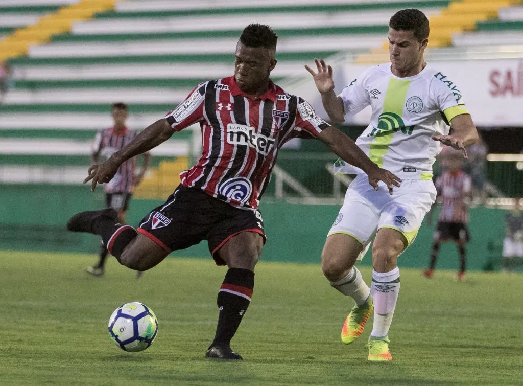 Alvo do Inter, Busanello foi revelado pela Chapecoense – Foto: Liamara Polli/AGIF.