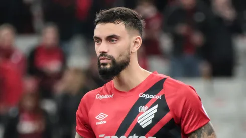 Mastriani, jogador do Athletico-PR, durante partida contra o Danubio (Foto: Robson Mafra/AGIF)