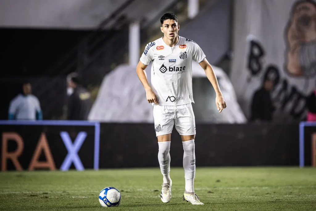 SP – SANTOS – 22/07/2024 – BRASILEIRO B 2024, SANTOS X CORITIBA – Jair Cunha jogador do Santos durante partida contra o Coritiba no estadio Vila Belmiro pelo campeonato Brasileiro B 2024. Foto: Abner Dourado/AGIF
