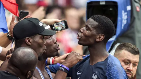 Pogba do Franca comemora com amigos na arquibancada a vitoria no estadio Lujniki pelo campeonato Copa do Mundo 2018.