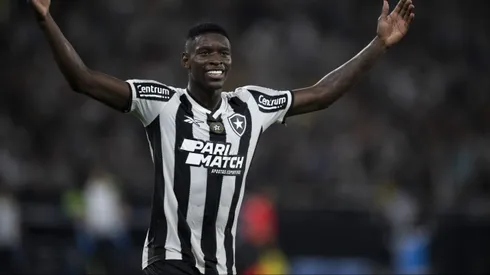 Luiz Henrique, jogador do Botafogo, comemora seu gol durante partida contra o Peñarol (Foto: Jorge Rodrigues/AGIF)