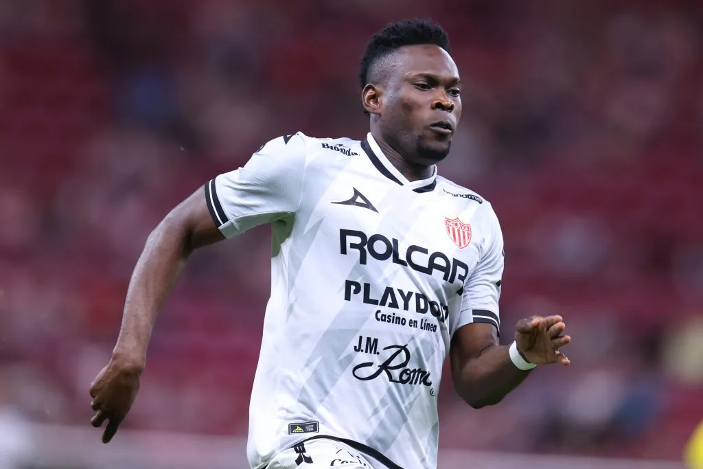 Diber Cambindo em partida pelo Necaxa (Photo by Simon Barber/Getty Images)