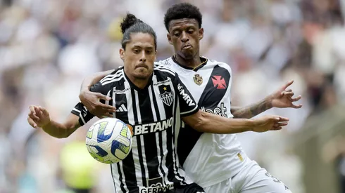 Robson Bambu jogador do Vasco disputa lance com Mauricio Lemos jogador do Atletico-MG durante partida no estadio Maracana pelo campeonato Brasileiro A 2023.