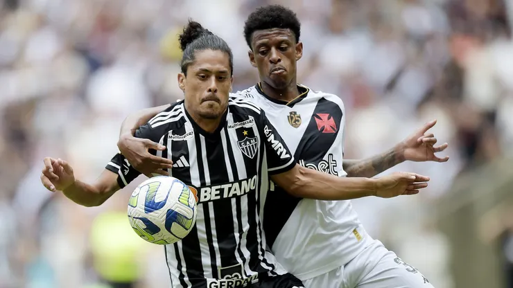 Robson Bambu jogador do Vasco disputa lance com Mauricio Lemos jogador do Atletico-MG durante partida no estadio Maracana pelo campeonato Brasileiro A 2023.