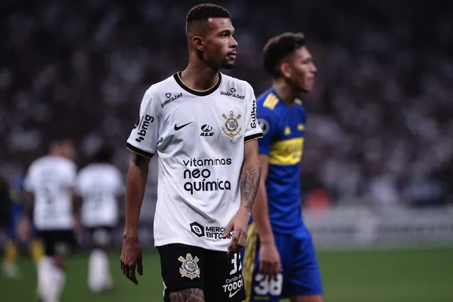 João Victor jogando do Corinthians durante partida contra o Boca Juniors (Foto: Ettore Chiereguini/AGIF)