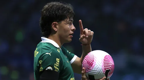 Giay jogador do Palmeiras durante partida contra o Fortaleza no estadio Arena Allianz Parque pelo campeonato Brasileiro A 2024.