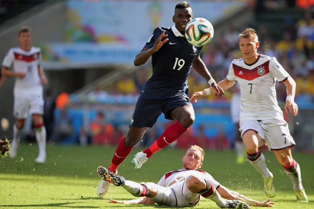 Benedikt Hoewedes da Alemanha disputa lance com Paul Pogba da Franca durante partida no Maracanã pelas quartas-de-final na Copa do Mundo 2014.. Foto: Fernando Soutello/AGIF