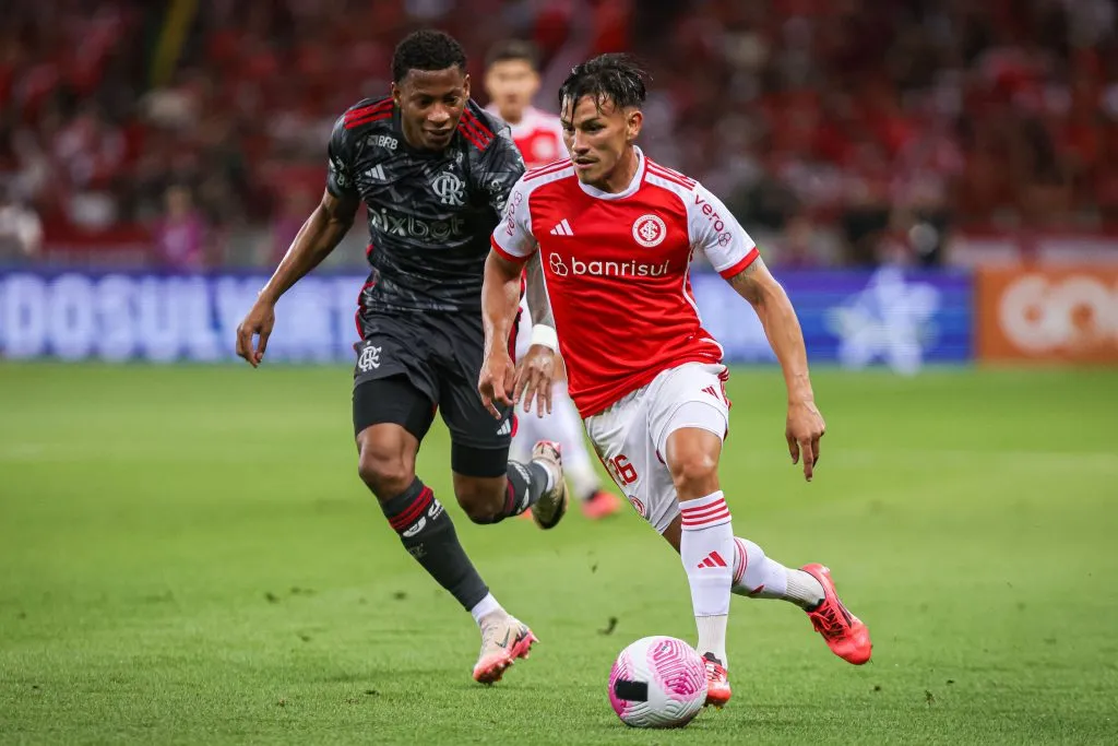 Bernabei jogador do Internacional durante partida contra o Flamengo no estadio Beira-Rio pelo campeonato Brasileiro A 2024. Foto: Maxi Franzoi/AGIF