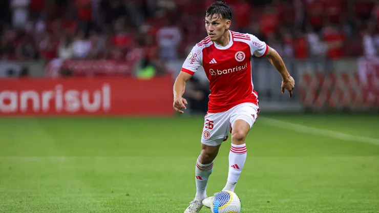 Bernabei jogador do Internacional durante partida contra o Vitoria no estadio Beira-Rio pelo campeonato Brasileiro A 2024.