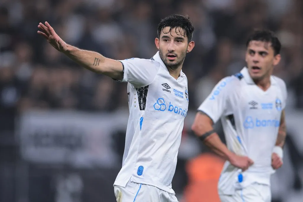 Villasanti, jogador do Grêmio, durante partida contra o Corinthians (Foto: Ettore Chiereguini/AGIF)