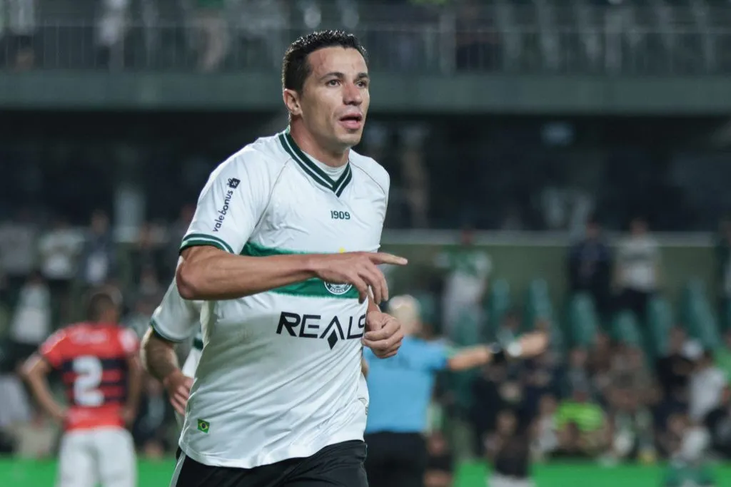 Leandro Damião comemorando gol durante partida contra o Ituano na Série B de 2024. Foto: Robson Mafra/AGIF