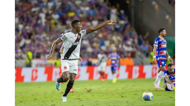 Leo Pele jogador do Vasco durante partida contra o Fortaleza no estadio Arena Castelao pelo campeonato Brasileiro A 2024. Foto: Baggio Rodrigues/AGIF